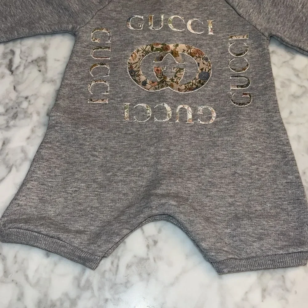 NWOT GUCCI GREY COTTON LOGO BABY SHORTIE 3/6M